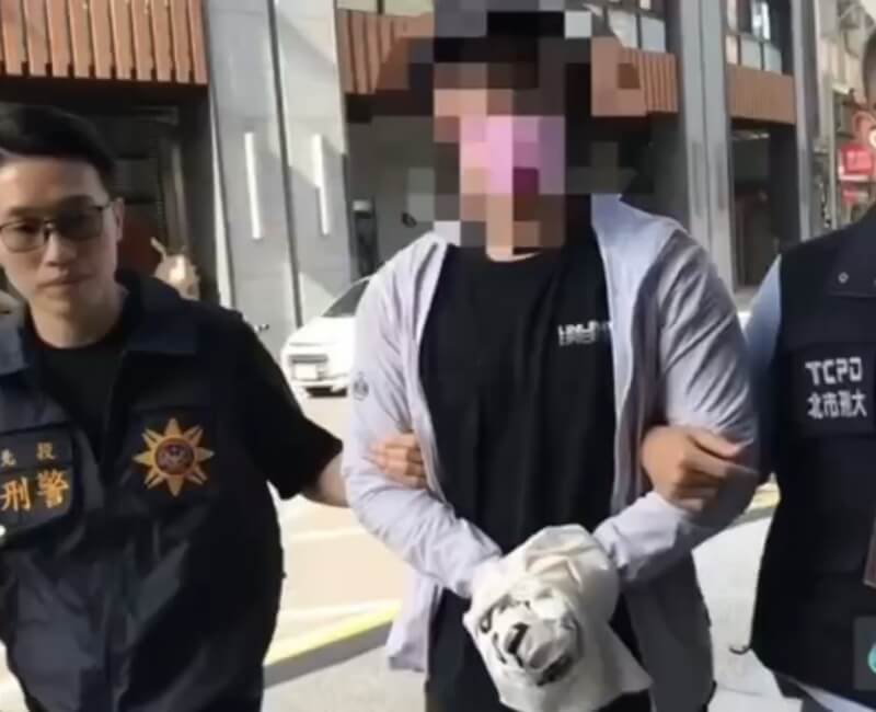 演員孫鵬兒子孫安佐在社群平台貼出在河堤旁測試自製噴火槍的影片，因火焰效果巨大，台北市北投警分局報請檢方指揮偵辦，16日拘提孫男等2人到案，將依公共危嫌罪嫌送辦。（翻攝畫面）中央社記者劉建邦傳真　115年5月16日