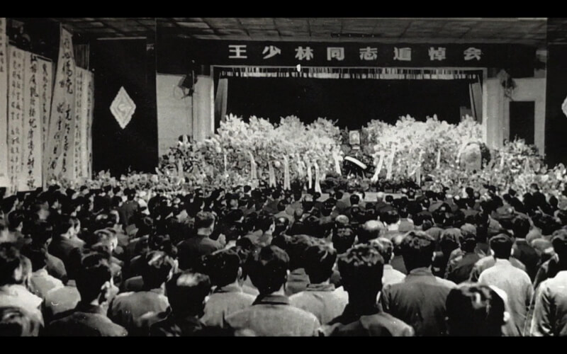 1978年，王力雄父親王少林生前擔任副廠長的長春第一汽車製造廠為他開追悼會。上千名員工參加，許多人藉此追悼會表達對文革的不滿。（照片取自王力雄在youtube的頻道「絕地今書」）