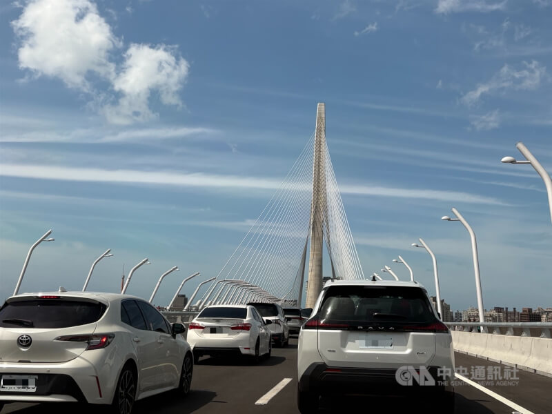 淡江大橋正式通車後的首個週末到來，車流路況引關注。往淡水方向16日下午車流量稍多，車速緩慢。中央社記者曹亞沿攝　115年5月16日