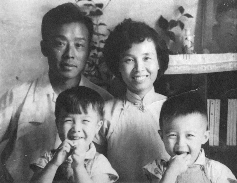 1957年，王力雄一家人在長春，文革尚未開始。他說，這可能是父母最幸福的年代。（照片取自王力雄在youtube的頻道「絕地今書」）