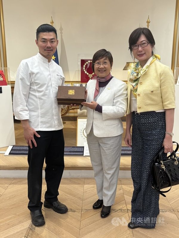 中華民國僑務委員會委員長徐佳青（中）訪法期間，於駐法代表郝培芝（右）安排下，拜訪來自台灣的艾里賽宮甜點主廚行倫邑（左）。中央社記者曾依璇巴黎攝　115年5月16日