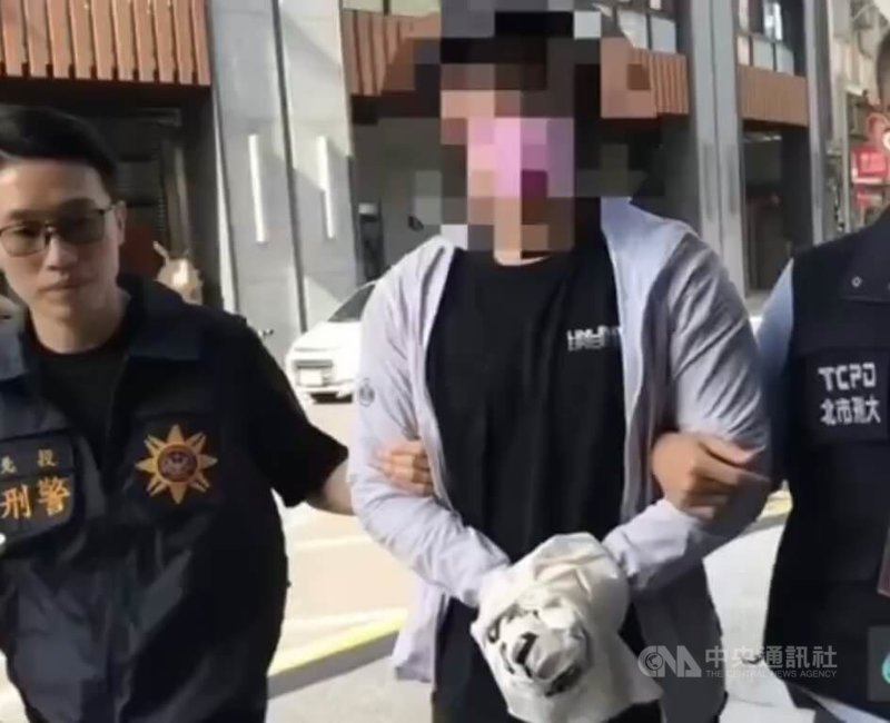 演員孫鵬兒子孫安佐在社群平台貼出在河堤旁測試自製噴火槍的影片，因火焰效果巨大，台北市北投警分局報請檢方指揮偵辦，16日拘提孫男等2人到案，將依公共危嫌罪嫌送辦。（翻攝畫面）中央社記者劉建邦傳真　115年5月16日