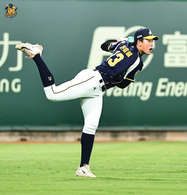 中華職棒中信兄弟隊野手許庭綸（圖）15日面對統一7-ELEVEn獅隊，9局下長傳本壘完成阻殺，不過也因選擇傳本壘而非阻止二壘跑者推進，引起討論。（中信兄弟提供）中央社記者蘇志畬傳真　115年5月16日