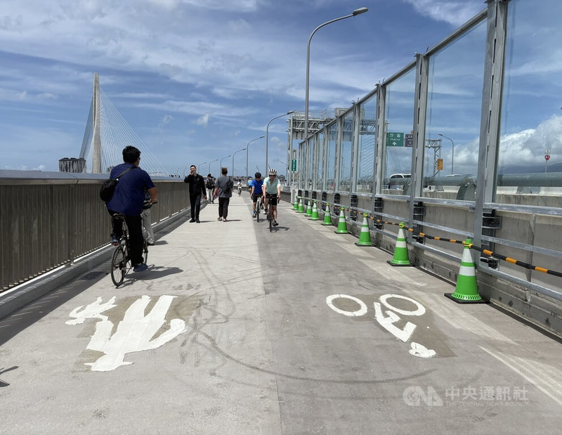 淡江大橋通車後迎來首個週末，許多民眾16日下午騎腳踏車或步行登橋。不過有民眾反映，橋上人行道和單車道界線不明確。中央社記者曹亞沿攝　115年5月16日