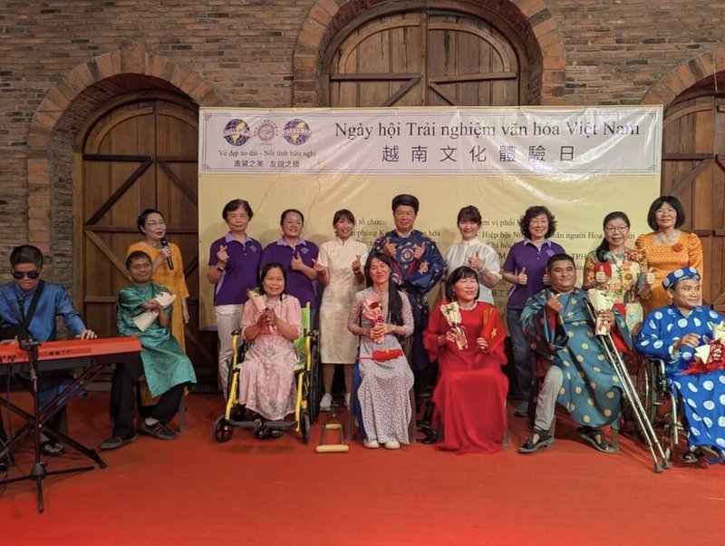 駐胡志明市台北經濟文化辦事處與胡志明市奧黛博物館，16日共同舉辦越南文化體驗活動，胡志明市落葉劑受害者協會成員也帶著小孩一起演出，展現不屈生命韌性。台灣參與者同台獻唱，深化台越理解。圖為觀眾與演出者合影。（駐胡志明市台北經濟文化辦事處提供）中央社記者曾婷瑄河內傳真  115年5月17日