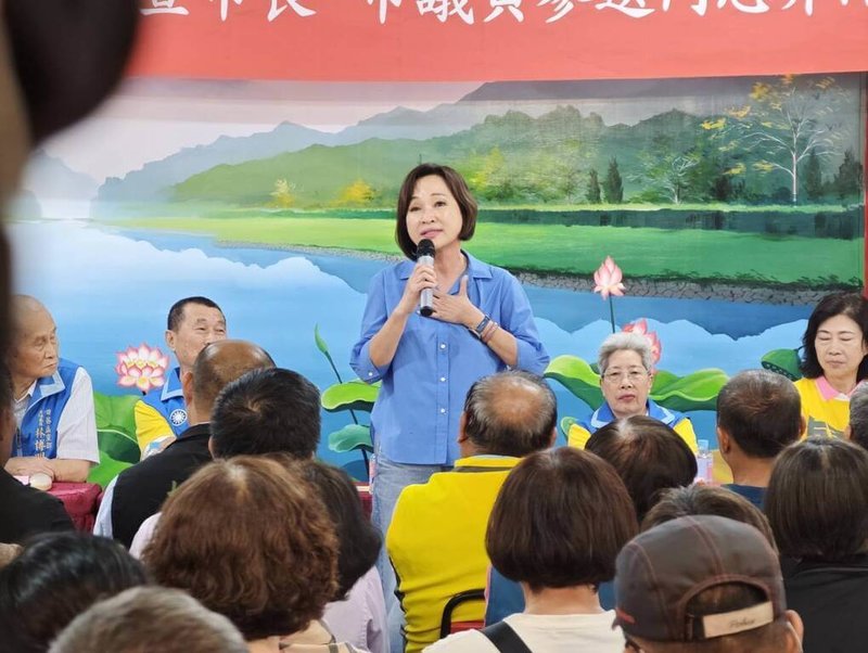 國民黨高雄市長參選人、立委柯志恩（後中）17日召開基層座談會，她說，若有機會帶領高雄這個大家庭，會做好「媽媽」的角色，照顧好家裡所有的人。（柯志恩辦公室提供）中央社記者蔡孟妤傳真　115年5月17日