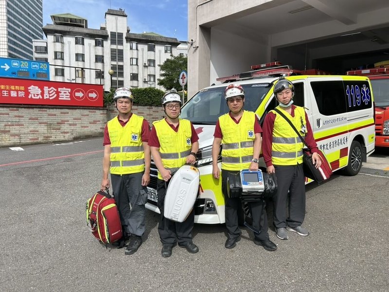 桃園市政府消防局迴龍消防分隊17日表示，8日凌晨4時許，1名患者洗澡時倒地失去意識，家屬報案後先依指導施作CPR，救護人車到場後接手實施高品質心肺復甦術及高級心臟救命術後送醫，成功救回已無呼吸心跳的病患。（桃園市消防局迴龍消防分隊提供）中央社記者吳睿騏桃園傳真　115年5月17日