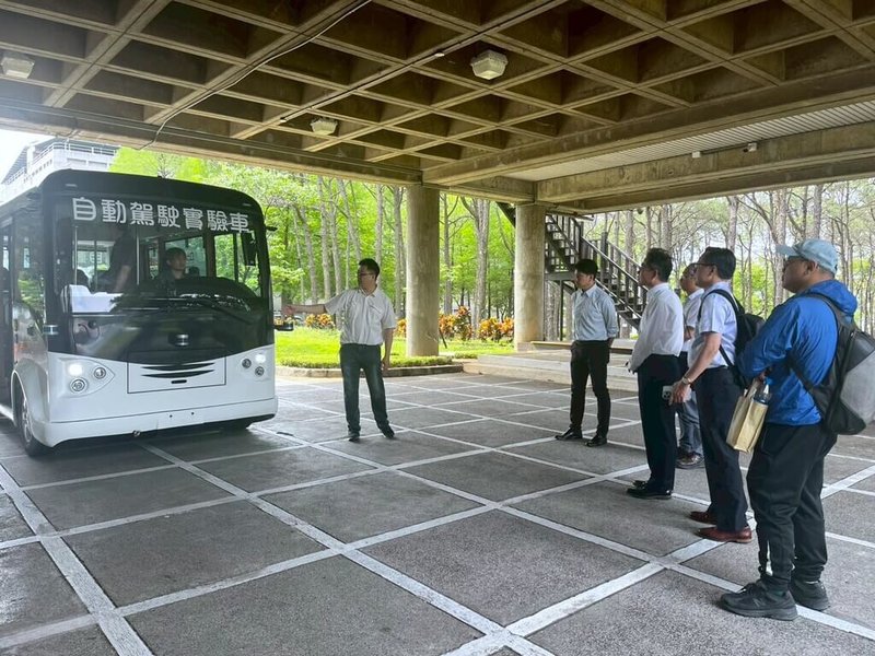 台中市政府交通局日前率隊前往自駕巴士測試場域掌握系統整備情形，預計今年啟動民眾試乘，可望降低人力駕駛需求。（中市府提供）中央社記者趙麗妍傳真　115年5月17日