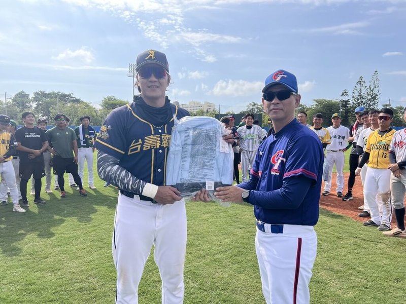 名古屋亞運棒球項目培訓隊藍白對抗賽17日進行第2戰，白隊老將陳敏賜（前左）單場2安3打點、獲選打者MVP。（中華民國棒球協會提供）中央社記者謝靜雯傳真　115年5月17日