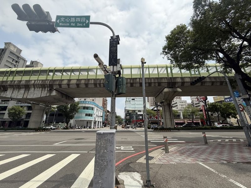 有民眾在網路發文指出，近期夜跑行經台中市文心路、山西路口時，在監視器燈柱間遭鐵絲割傷。市府獲報已先排除現場鐵線，調閱監視器追查。（市府提供）中央社記者趙麗妍傳真　115年5月17日