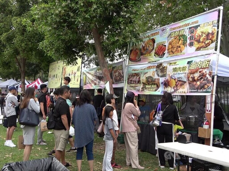 大洛杉磯台灣會館主辦台裔傳統週園遊會,台灣小吃攤位大排長龍。中央社記者林宏翰洛杉磯攝 115年5月17日