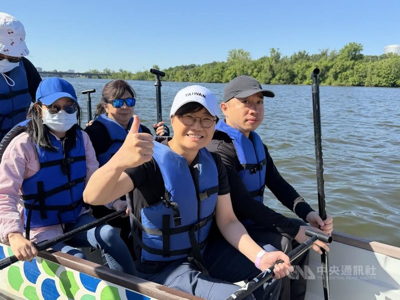 華府龍舟賽16日在波多馬克河登場,駐美副代表楊懿珊(前中)下場參與龍舟競技。中央社記者侯姿瑩華盛頓攝 115年5月17日