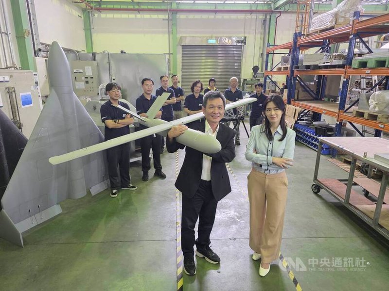 碳基科技長年製造台灣中大型軍用無人機,俄烏戰爭後,無人機需求爆發成長,碳基也感受到訂單快速升溫。圖前左為碳基科技董事長陳文宏,前右為碳基科技執行長游沛。中央社記者吳家昇攝 115年5月17日
