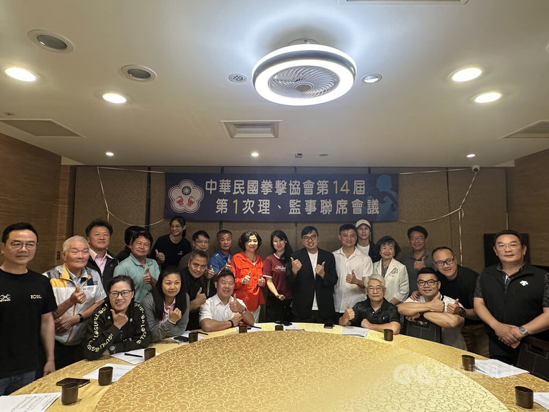 中華民國拳擊協會17日進行第14屆第1次會員大會，理事長許明杰（中右黑西裝者）高票連任。中央社記者黎建忠攝　115年5月17日