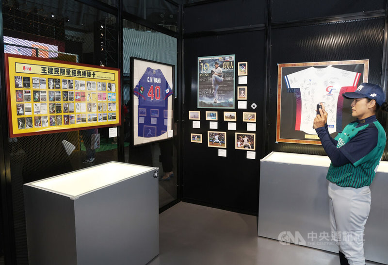 「中信60甲子緣」棒球特展揭幕記者會17日在中國信託多功能會場舉行，會中展出中信兄弟投手教練王建民的相關棒球文物。中央社記者張新偉懾　115年5月17日
