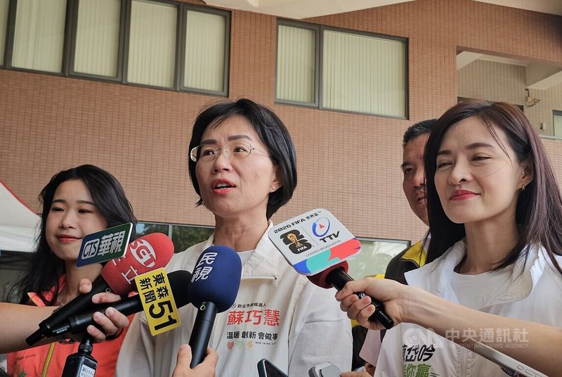 民進黨新北市長參選人蘇巧慧（左2）17日就對手提出30分鐘雙北生活圈及雙北共治等政見表示，合作不等於共治，需保有城市主體性，既合作又競爭。中央社記者王鴻國攝　115年5月17日