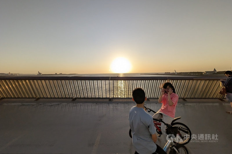 淡江大橋通車後，迎接首個週末假期，17日吸引許多民眾上橋，欣賞夕照美景。中央社記者王鴻國攝　115年5月17日