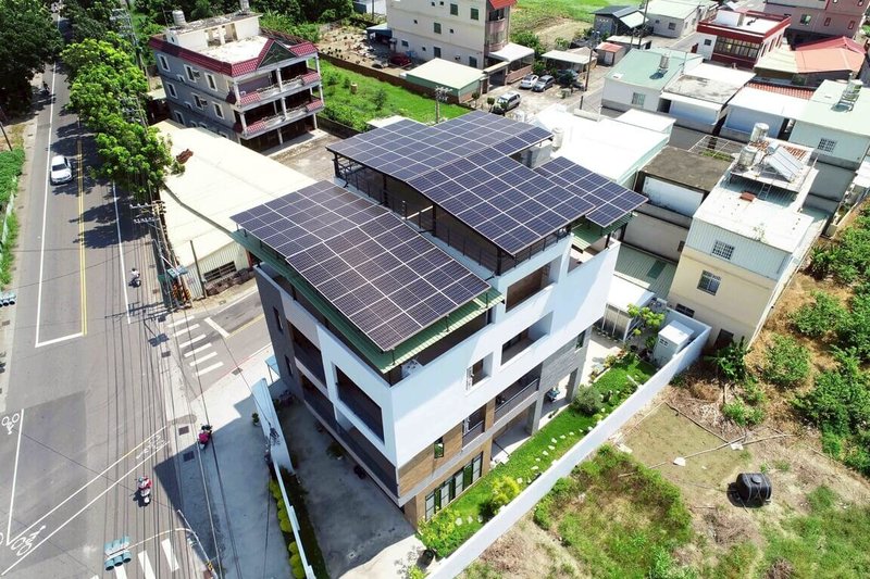 鼓勵市民於自有建築物設置太陽光電設備，高雄市政府辦理太陽光電補助，即起開放申請。（高雄市工務局提供）中央社記者蔡孟妤傳真  115年5月17日