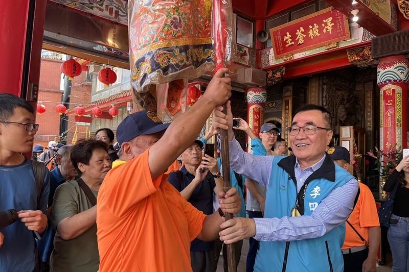國民黨新北市長參選人李四川（右）17日到瑞芳區聖明宮參與九份迎媽祖山城遶境活動，他強調，會全力為新北市打拚，讓每個社區都能安居樂業。（李四川競辦提供）中央社記者王鴻國傳真　115年5月17日