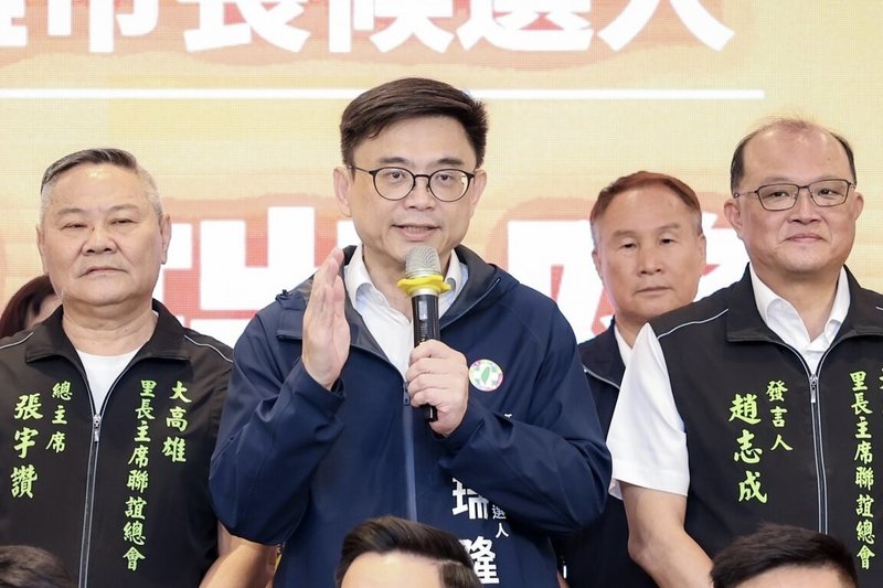 民進黨高雄市長參選人、立委賴瑞隆（前中）17日成立「高雄里長後援總會」，強調城市治理的核心要從里鄰出發，未來他將做里長最堅定的後盾。（賴瑞隆辦公室提供）中央社記者蔡孟妤傳真　115年5月17日