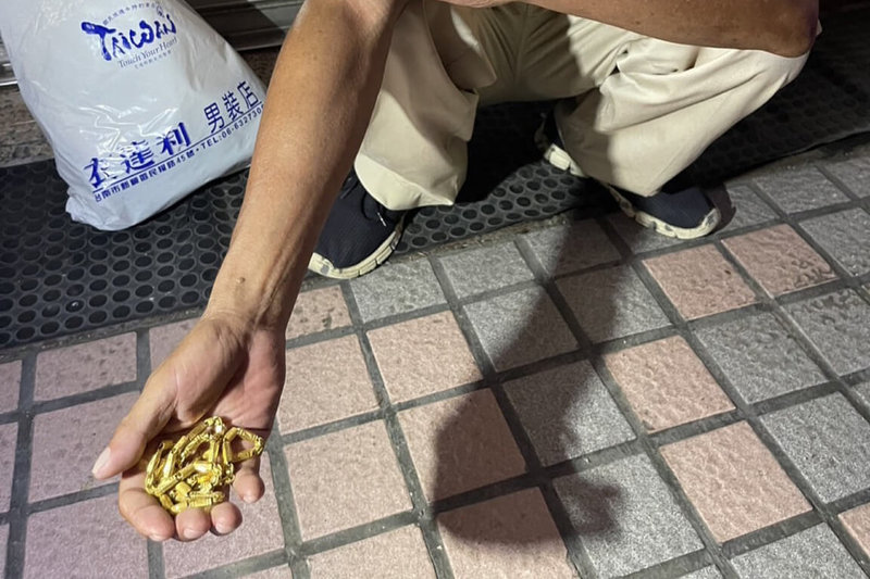 台南市新營區1名長者16日晚間獨自外出運動時，遭人搶走戴在脖子上的金項鍊，警方17日上午循線逮捕嫌疑人，成功找回金項鍊。（讀者提供）中央社記者楊思瑞台南傳真 115年5月17日