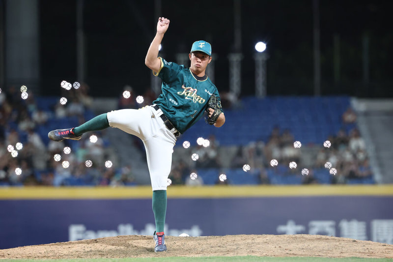 中華職棒台鋼雄鷹17日以6比5擊敗富邦悍將，終止悍將近期5連勝；雄鷹隊終結者林詩翔（圖）9局下登板關門，後援1局失1分拿下救援成功。（台鋼雄鷹提供）中央社記者謝靜雯傳真　115年5月17日