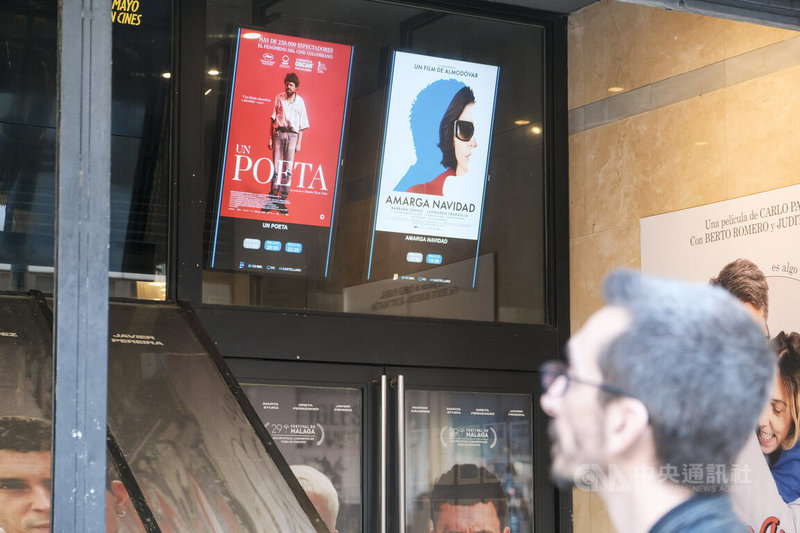 西班牙在本屆坎城影展大放異彩，共有3部電影入選主競賽單元角逐金棕櫚獎，包括坎城老將阿莫多瓦的新作「苦澀的耶誕節」、知名青年導演羅德里哥索羅格耶的「所愛之人」（El ser querido，暫譯）以及新銳雙人導演檔哈維斯的「黑球」（ La bola negra，暫譯）。「苦澀的耶誕節」已在西班牙上映，圖爲馬德里市區一家電影院，正在播放其電影海報。中央社記者胡家綺馬德里攝　115年5月17日