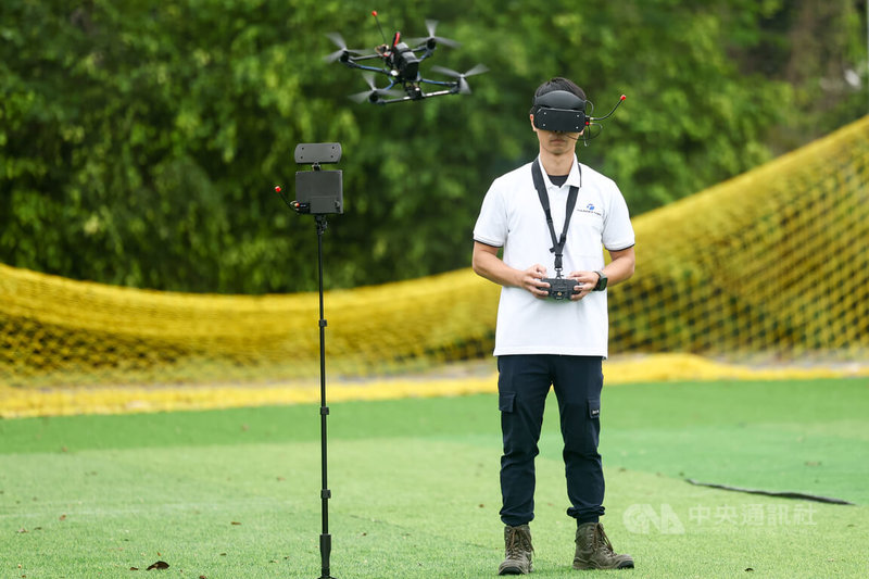 雷虎工程師頭戴第一視角（FPV）設備，正操控一架可運用於非對稱軍事作戰的無人機，低空盤旋，幾個花式翻轉後，疾速俯衝而下，完美降落地面。中央社記者王騰毅攝 115年5月17日