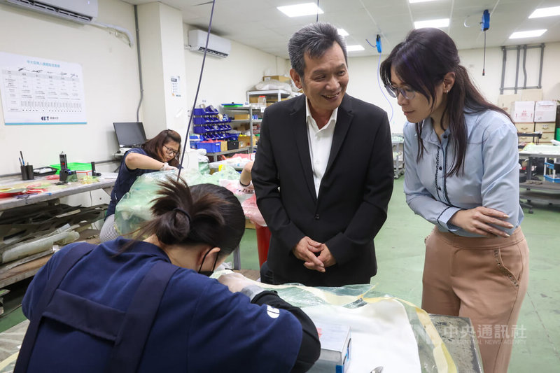 碳基董事長陳文宏(右2)表示,碳纖維零件製作從裁切布材,到經過4到5道貼合工序後,還要送入超過130度的真空熱壓爐固化6小時,非常複雜。中央社記者吳家昇攝 115年5月17日