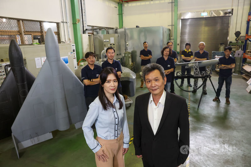 目前碳基主力外銷產品,包括導控距離超過90公里的三角翼無人機,以及彈射式小型攻擊型無人機。圖前右為碳基科技董事長陳文宏、前左為碳基科技執行長游沛文。中央社記者吳家昇攝 115年5月17日