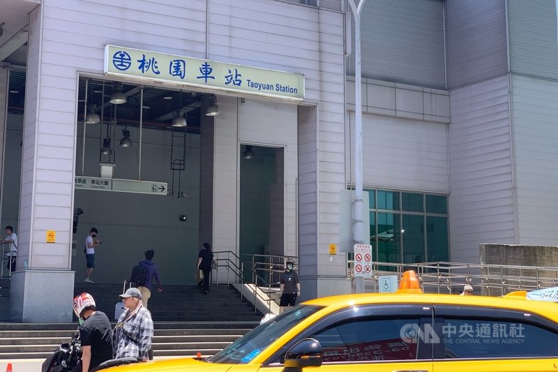 有民眾於網路發文表示，在桃園市搭計程車遭以春節費率起跳計價，乘客詢問後司機才更正，民眾依據車內裝飾懷疑司機已是累犯，桃園市政府交通局17日表示，若接獲檢舉查證屬實將依法裁罰。中央社記者吳睿騏桃園攝　115年5月17日