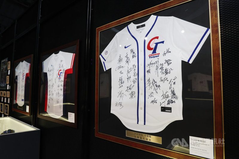 「中信60甲子緣」棒球特展17日在中國信託多功能會場舉行揭幕記者會，特展透過文字與照片列出台灣棒球史上的球星與棒球文物。圖為2026年世界棒球經典賽台灣隊簽名球衣。中央社記者張新偉懾 115年5月17日