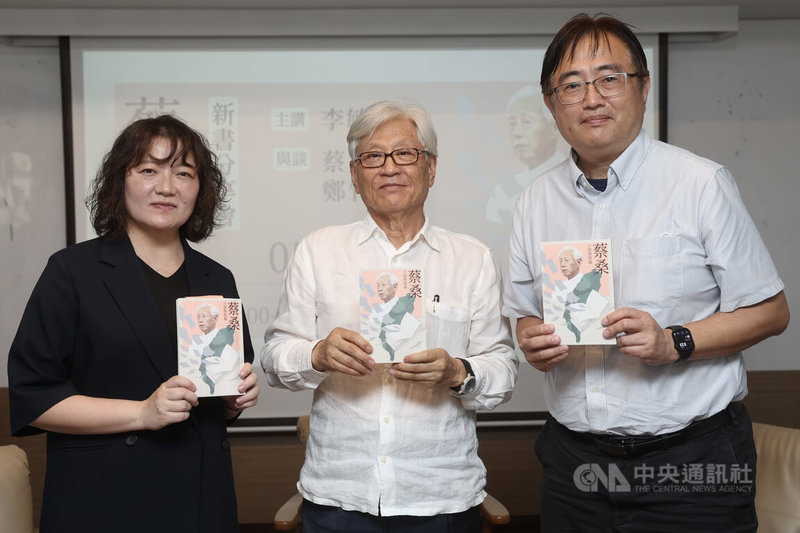 「蔡桑：小說蔡焜霖」新書分享會17日在台北舉行，作者李敏勇（中）和與談人蔡炎龍（右）、鄭竹梅（左）合影留念。中央社記者吳家昇攝　115年5月17日