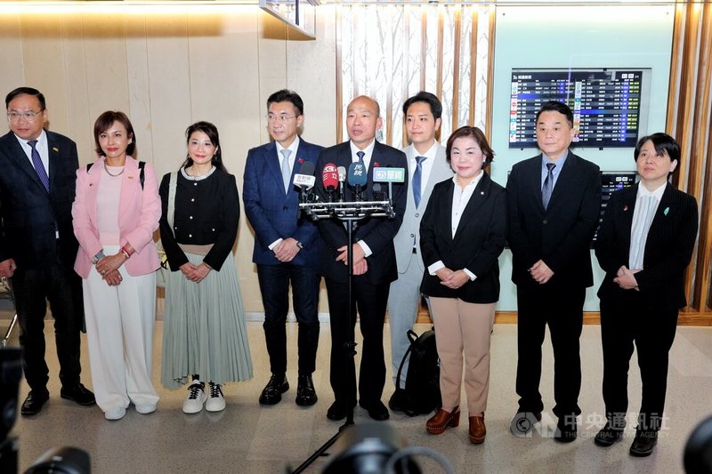 立法院長韓國瑜（右5）率朝野立委前往法國、英國訪問，推動國會外交，17日下午搭機返台，在桃園國際機場發表談話，他說，行程獲得很大效果、收穫很豐富。中央社記者吳睿騏桃園機場攝　115年5月17日