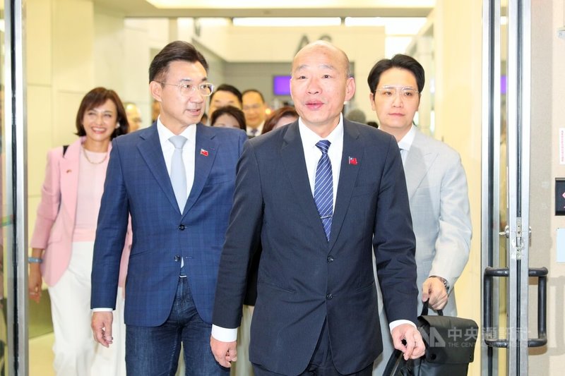 立法院長韓國瑜（前）率跨黨派立委前往法、英推動國會外交，17日下午返台，訪問團一行20人搭乘的華航班機在下午5時22分抵達桃園國際機場，立法院副院長江啟臣（前左）也特別前往接機。中央社記者吳睿騏桃園機場攝　115年5月17日