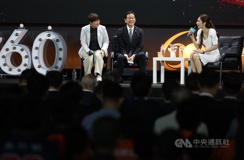 「中信60甲子緣」棒球特展揭幕記者會17日在中國信託多功能會場舉行，邀請世界棒球經典賽日本隊冠軍教頭、北海道日本火腿鬥士隊CBO栗山英樹（中）舉辦棒球講座，分享日本從基層到世界冠軍之路。中央社記者張新偉懾　115年5月17日