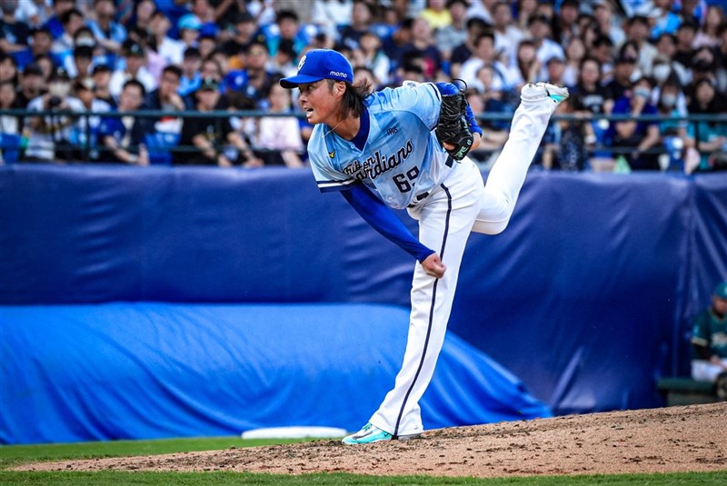 中職富邦悍將日籍投手鈴木駿輔（圖）16日優質先發勝投，但總教練後藤光尊提醒，上了投手丘就要專注與打者對決。（富邦悍將提供）