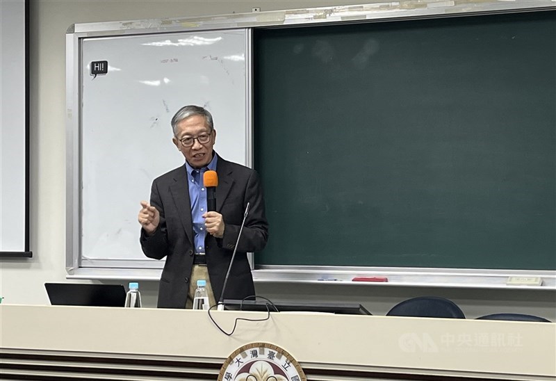 許成鋼熬過文革，1984年到美國哈佛大學做訪問學者，後改為博士研究生。圖為許成鋼2023年在台灣大學演講。 （中央社檔案照片）
