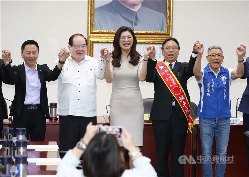 圖為國民黨13日中常會通過徵召前考紀會主委魏平政（右2）參選彰化縣長。（中央社檔案照片）
