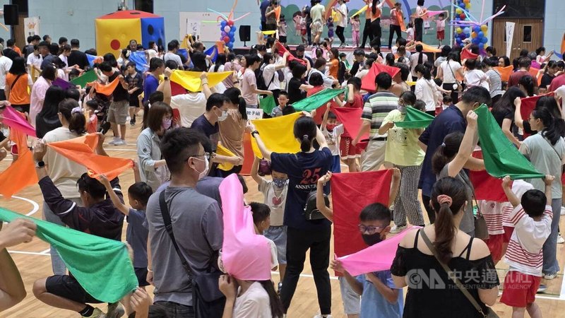 運動i臺灣系列「親子FUN動島．一起放電趣」暨「舞動菊島．樂活同歡」活動17日展開，近千親子與長者一起同樂，場面熱烈嗨翻澎湖綜合體育館。中央社   115年5月17日