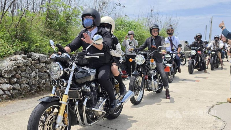 澎湖島嶼的道路，最近成為台灣各個車隊跨島到澎湖馳騁的天堂，國內知名的「DGR紳士路騎」17日聚集近200部重機跨海體驗，馬公市長黃健忠（前）也親身路騎體驗一番，感受澎湖美好。中央社 115年5月17日