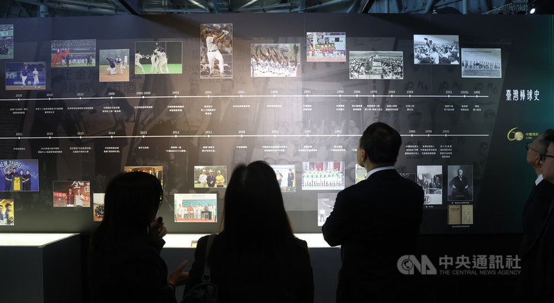 「中信60甲子緣」棒球特展揭幕記者會17日在中國信託多功能會場舉行，特展透過文字與照片排列出台灣棒球史上的球星與棒球文物。中央社記者張新偉懾　115年5月17日