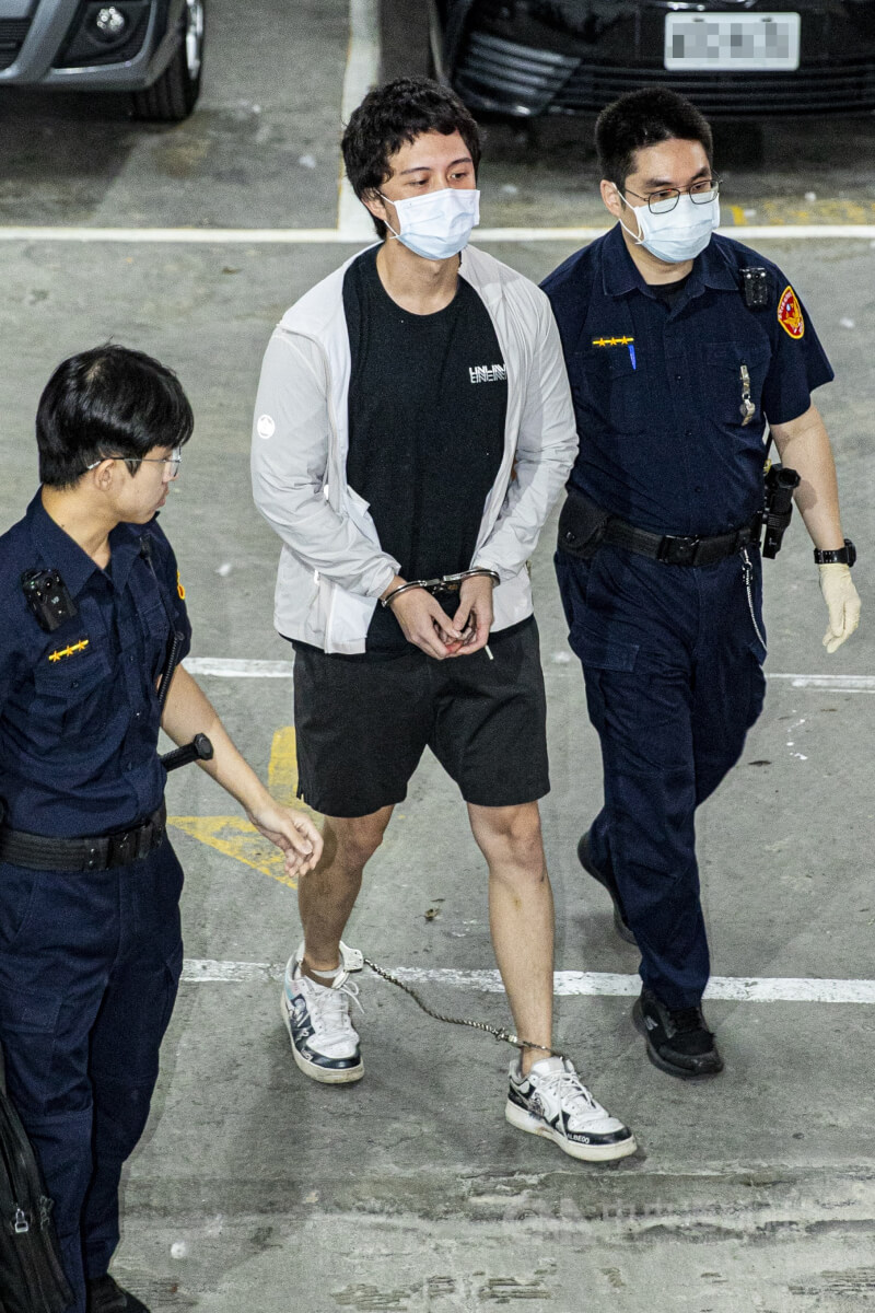 演員孫鵬兒子孫安佐（已改名孫健豪）（中）涉與陳姓男子在河堤旁測試自製噴火槍並張貼影片，遭士林地檢署搜索拘提。士林地方法院17日下午裁定羈押禁見。孫安佐在法警戒護下搭乘警備車。中央社記者鄭清元攝　115年5月17日