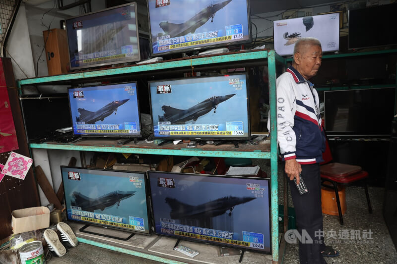 圖為2025年12月中共對台軍演，台北市萬華區一家二手電視商家播放相關新聞。（中央社檔案照片）