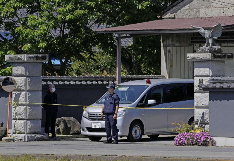 日本栃木縣上三川町一處民宅14日發生強盜殺人事件，警方17日上午在現場警戒。（共同社）