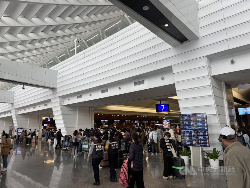 有民眾向威順旅行社購買日本套裝行程，出發前卻收到旅行社停業訊息。圖為桃園機場報到大廳。（中央社檔案照片）