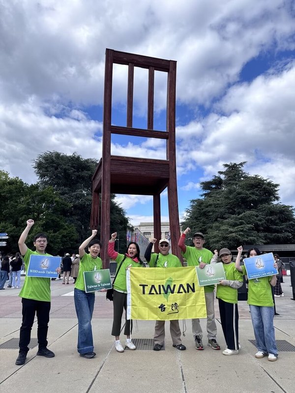 台灣醫界聯盟執行長林世嘉（左2）赴瑞士日內瓦三腳椅廣場抗議，世界衛生組織（WHO）秘書長譚德塞（Tedros Adhanom Ghebreyesus）10年任期內未善盡全球最高衛生機構領導職責，要求世衛應納入台灣。（台灣醫界聯盟提供） 中央社記者陳婕翎傳真  115年5月17日