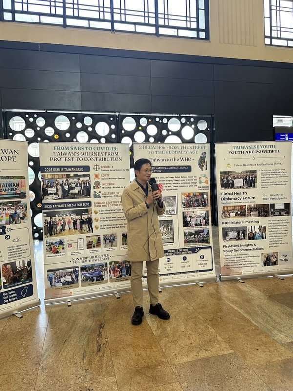 醫師公會全聯會代表一行人在日內瓦火車站參與宣達活動，理事長陳相國（圖）致詞說，健康是基本人權，任何一個國家都不應被排除在國際合作網絡之外。（醫師公會全聯會提供） 中央社記者陳婕翎傳真  115年5月17日