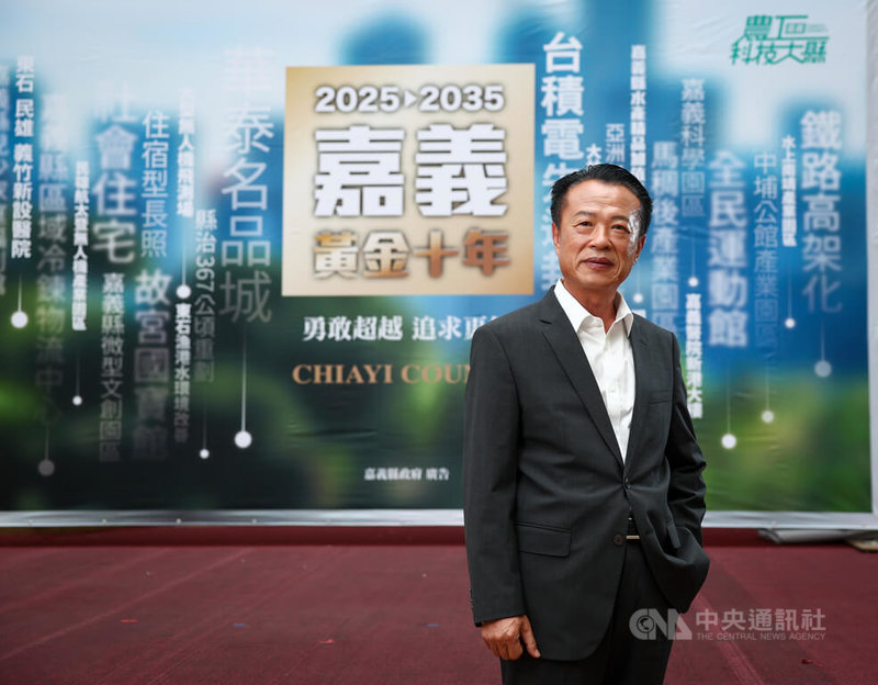 嘉義縣長翁章梁表示,中央政府在嘉義縣規劃無人機從研發、測試場域、製造生產基地,而亞創一館與二館則作為產業國際櫥窗,可形成前店後廠一條龍產業優勢。中央社記者王騰毅攝 115年5月17日