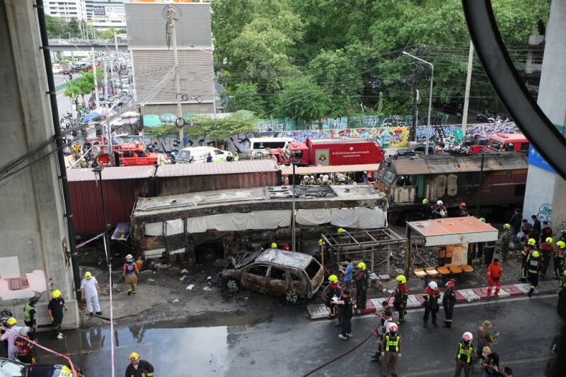 泰國首都曼谷市中心16日發生列車撞擊巴士並波及數台車輛的事故，造成嚴重傷亡。（美聯社）